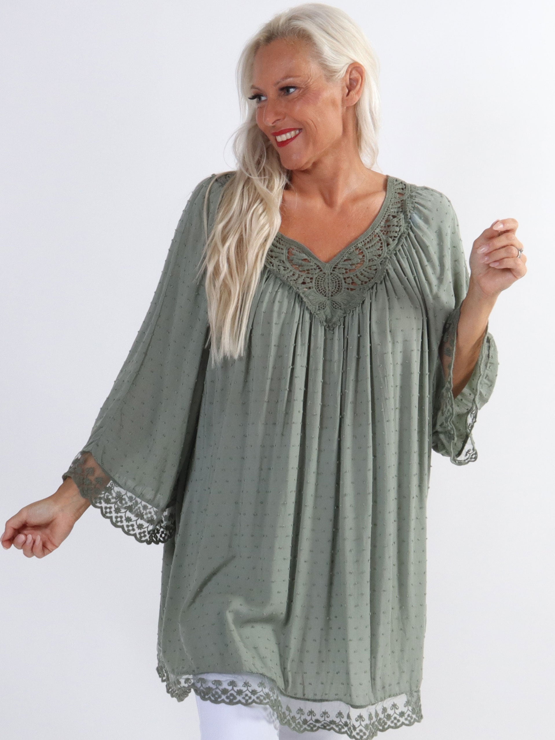 Benedicte - Sød plus size tunika med broderet og blonde detaljer
